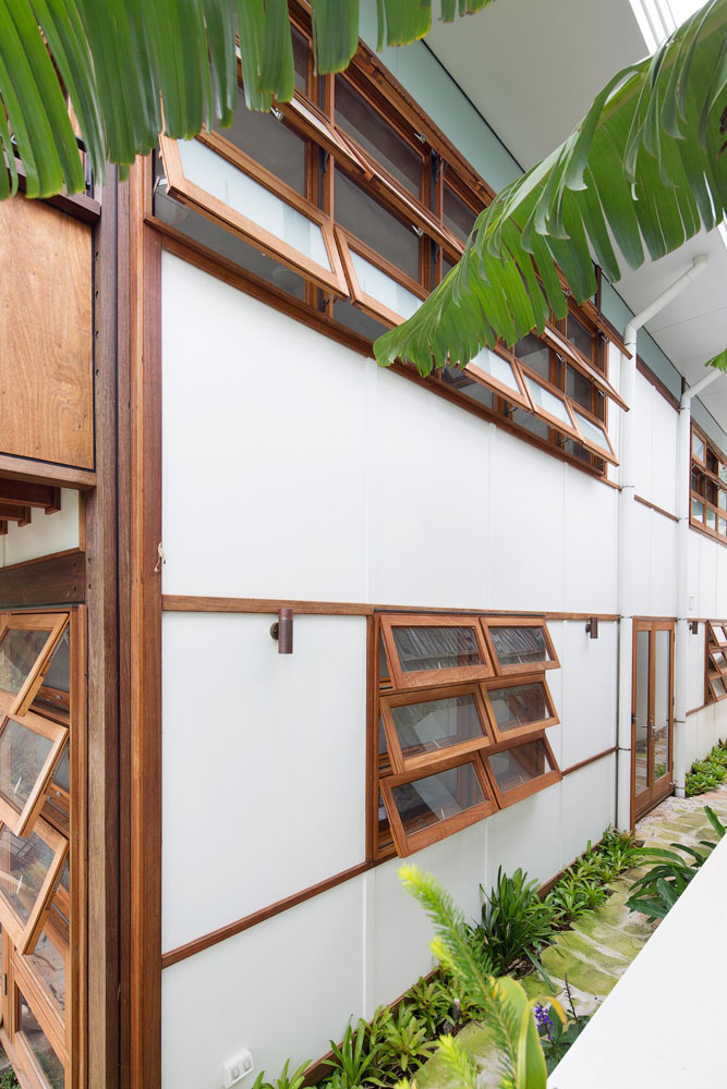 contemporary builders - clareville beach house